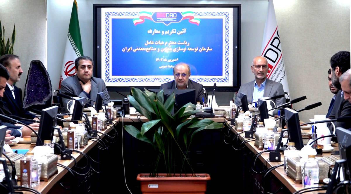  اعطای حکم انتصاب سرپرستی ایمیدرو به محمد آقاجانلو