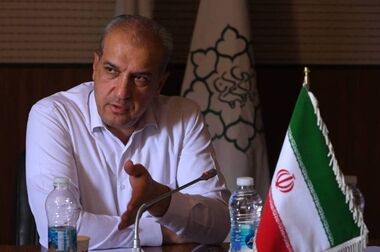 برپایی میز خدمت مسئولان شمیرانات در میدان تجریش همزمان با هفته دولت