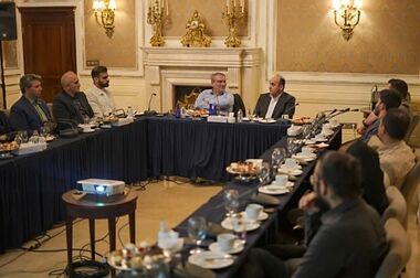 تقدیر مدیرعامل پتروشیمی کارون از نقش‌آفرینان در کسب عنوان شرکت برتر در دانش نوآورانه در پتروفن ۱۴۰۴
