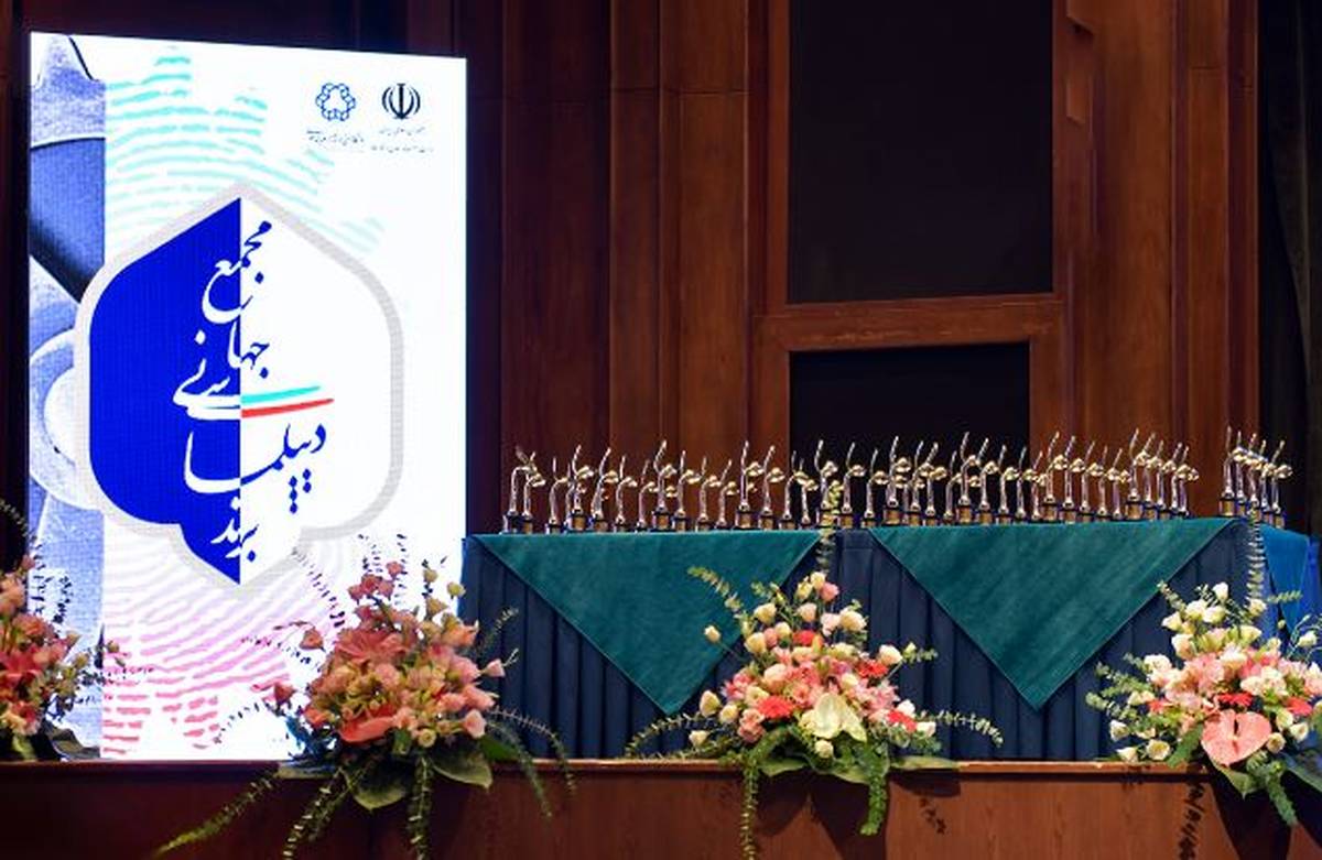 تندیس « سفیر اقتصاد » مجمع جهانی دیپلماسی برند به بانک پاسارگاد اهدا شد