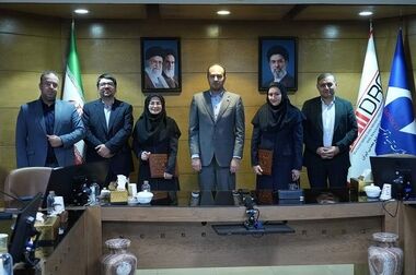 مرکز تحقیقات یزد و گروه تامین و فرآوری مواد معدنی فولاد مبارکه تفاهم نامه امضا کردند