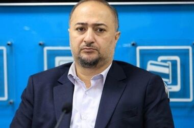 کارکنان شادمان مشتریان شادمان به بانک تحویل می دهند