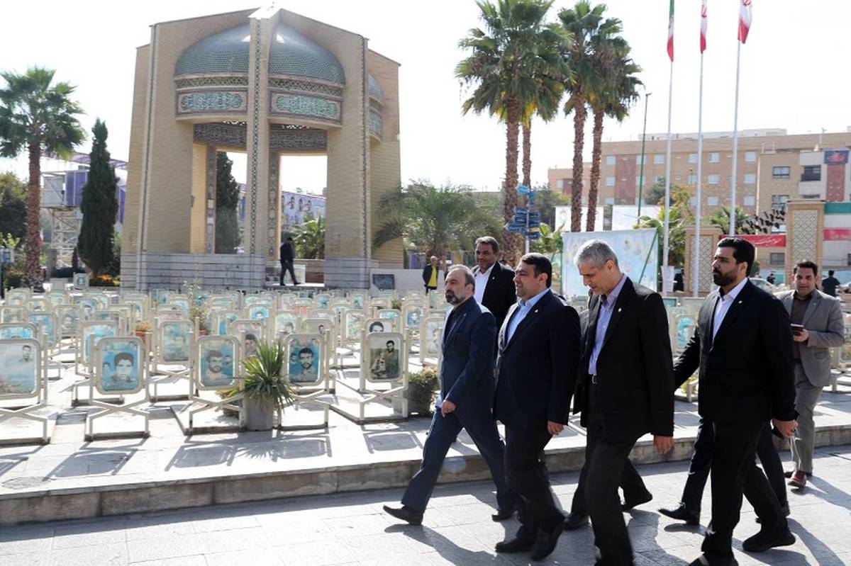 ادای احترام مدیرعامل بانک ملی ایران به مقام شامخ شهدای اصفهان
