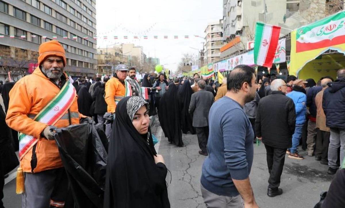 پاکسازی ۱/۵ کیلومتر از مسیر راهپیمایی ۲۲ بهمن