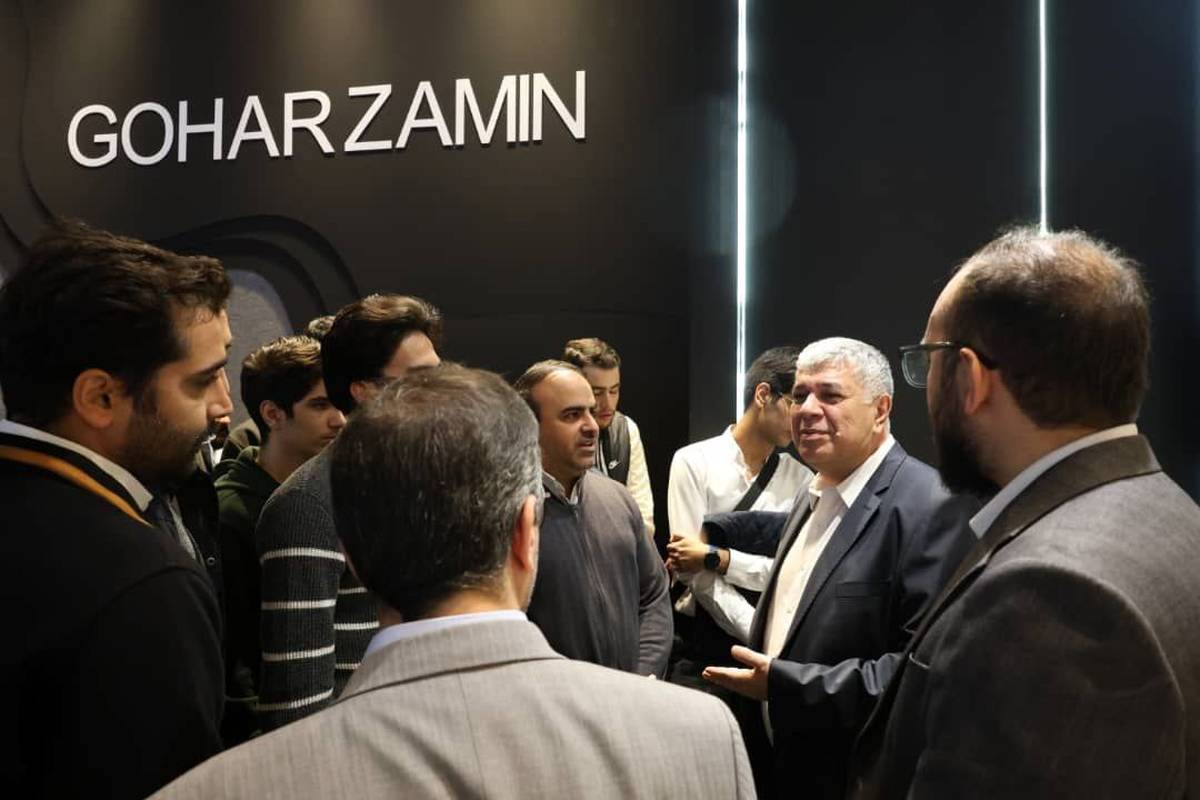  بازدید دانشجویان دانشگاه علم و صنعت از غرفه گهرزمین