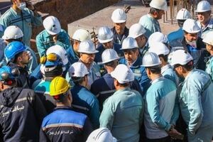کارگران گروه فولاد مبارکه همراهان وفادار جبهه صنعت و دلگرمی دوران گذار از بازسازی