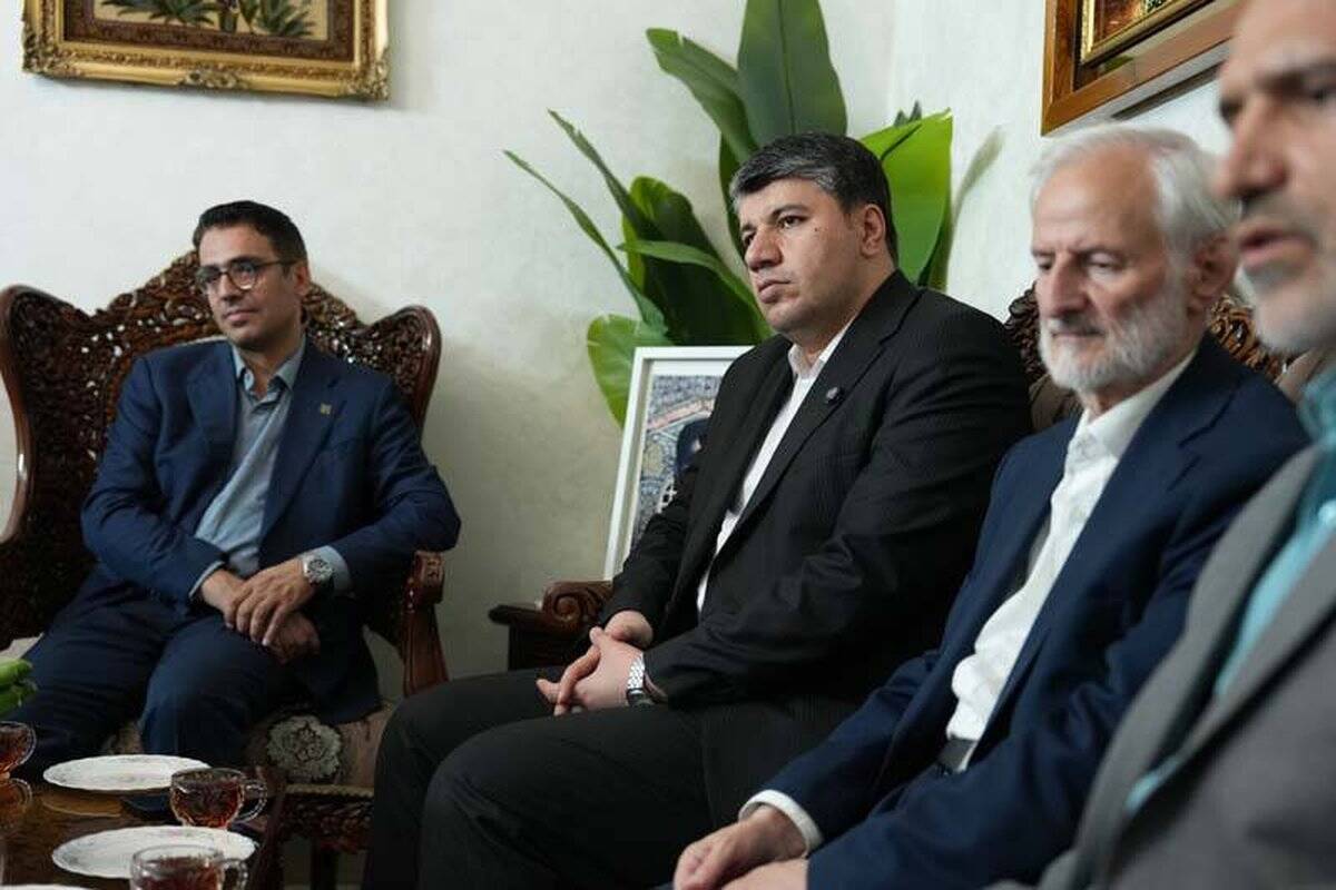 دیدار افشین خانی با خانواده اولین شهید بانک صادرات ایران/ تاکید بر الگوبرداری از سیره شهدا در خدمت‌رسانی به مردم