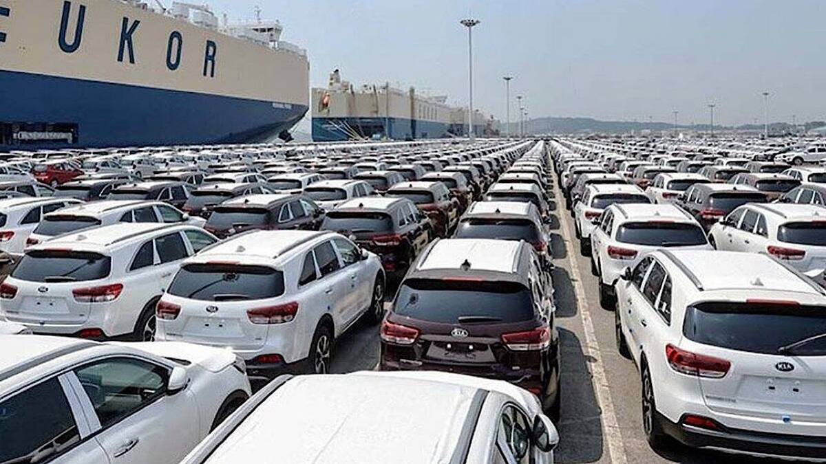 ثبت سفارش ۱۰۰ هزار خودروی وارداتی در کشور/خودروسازان برای افزایش قیمت درخواست داده‌اند