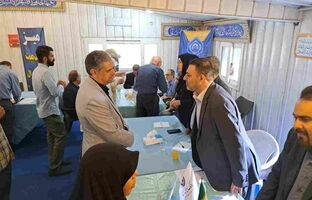 برپایی میز خدمت بانک ایران زمین در نماز جمعه تهران