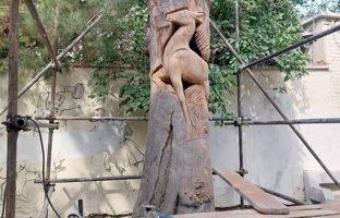 نقش آفرینی بر تنه درختان خشک باغ فردوس در آستانه غدیر