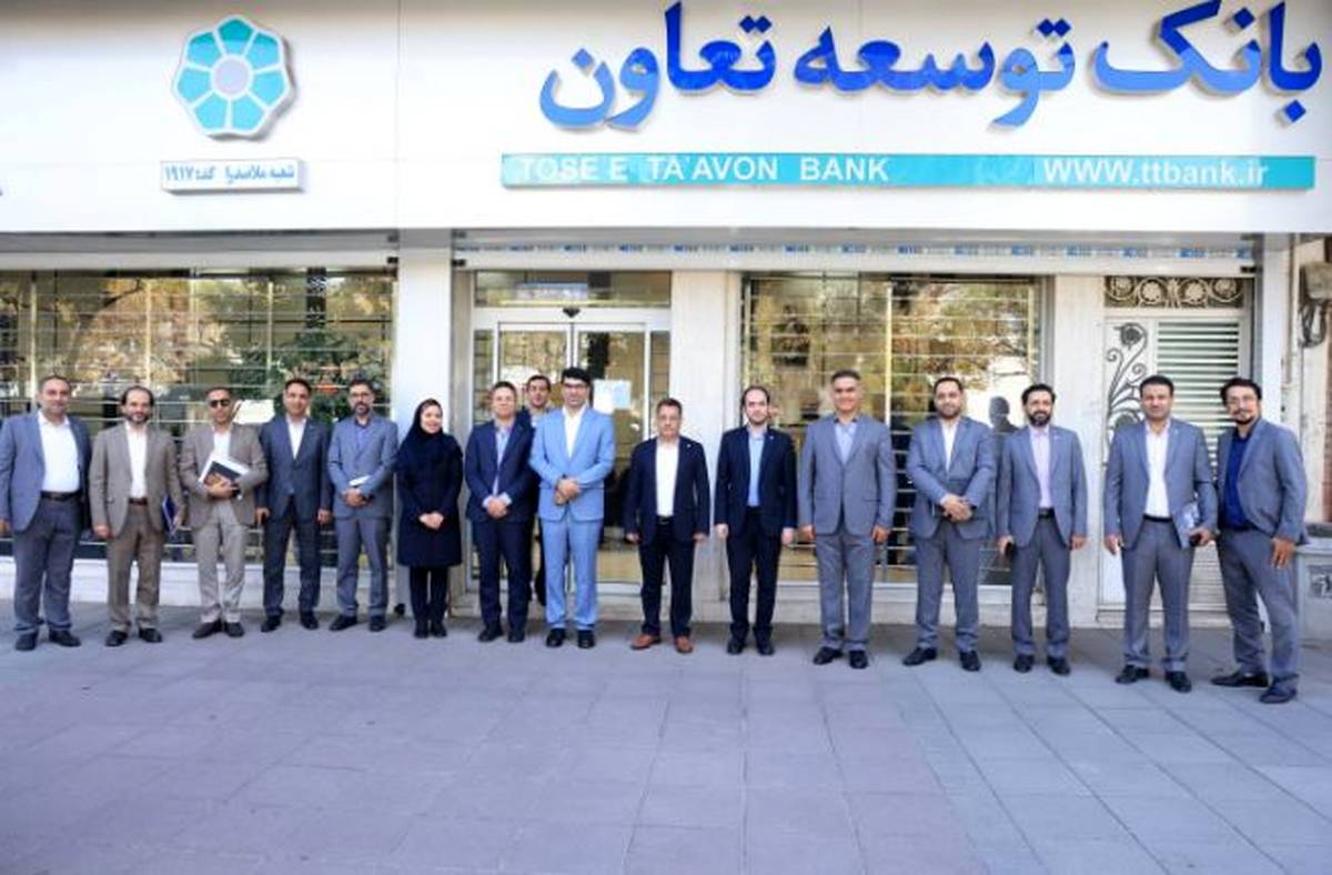 خدمات به بخش‌های تولیدی و تعاونی ها و کسب رضایتمندی مشتریان در شعب بانک توسعه تعاون استان خراسان رضوی مطلوب می باشد