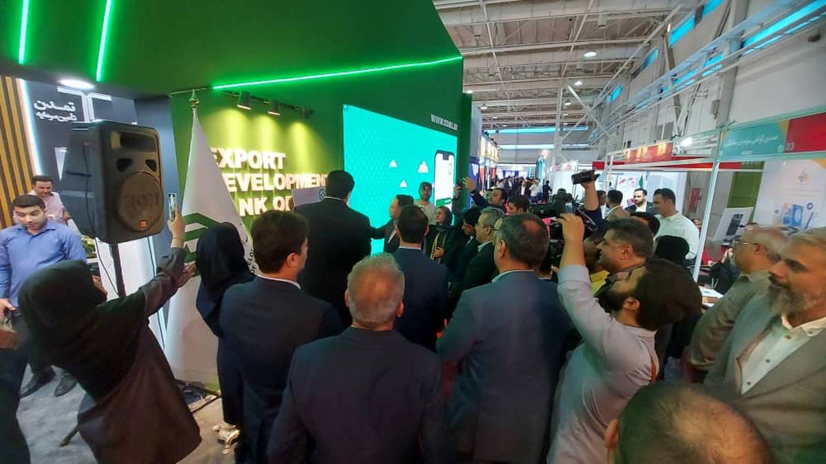  بازدید رییس کمیسیون اقتصادی مجلس از غرفه اگزیم بانک ایران در نمایشگاه صنعت مالی