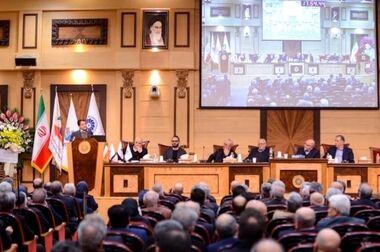 توسعه صنعت پتروشیمی بر سواحل جنوب کشور متمرکز است