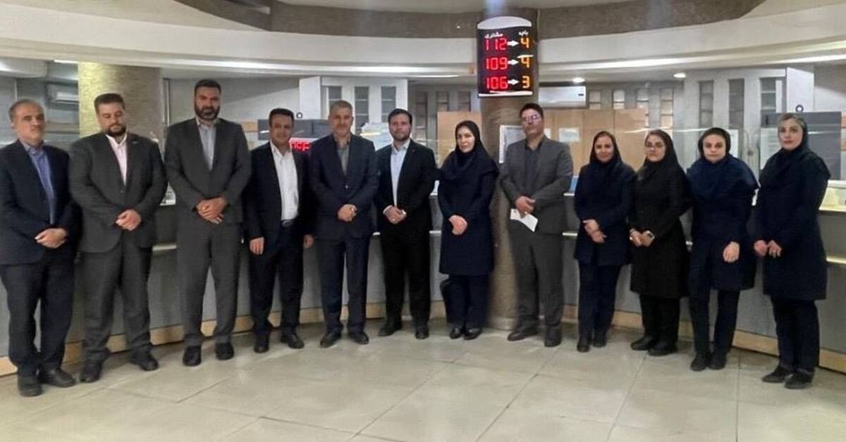 مدیرعامل بانک سرمایه به طور سرزده از شعبه میدان فاطمی و واحد مستقل ارزی غرب تهران بازدید کرد