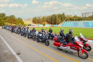 حرکت روی دوچرخ در مسیر گردشگری مسئولانه و رانندگی ایمن