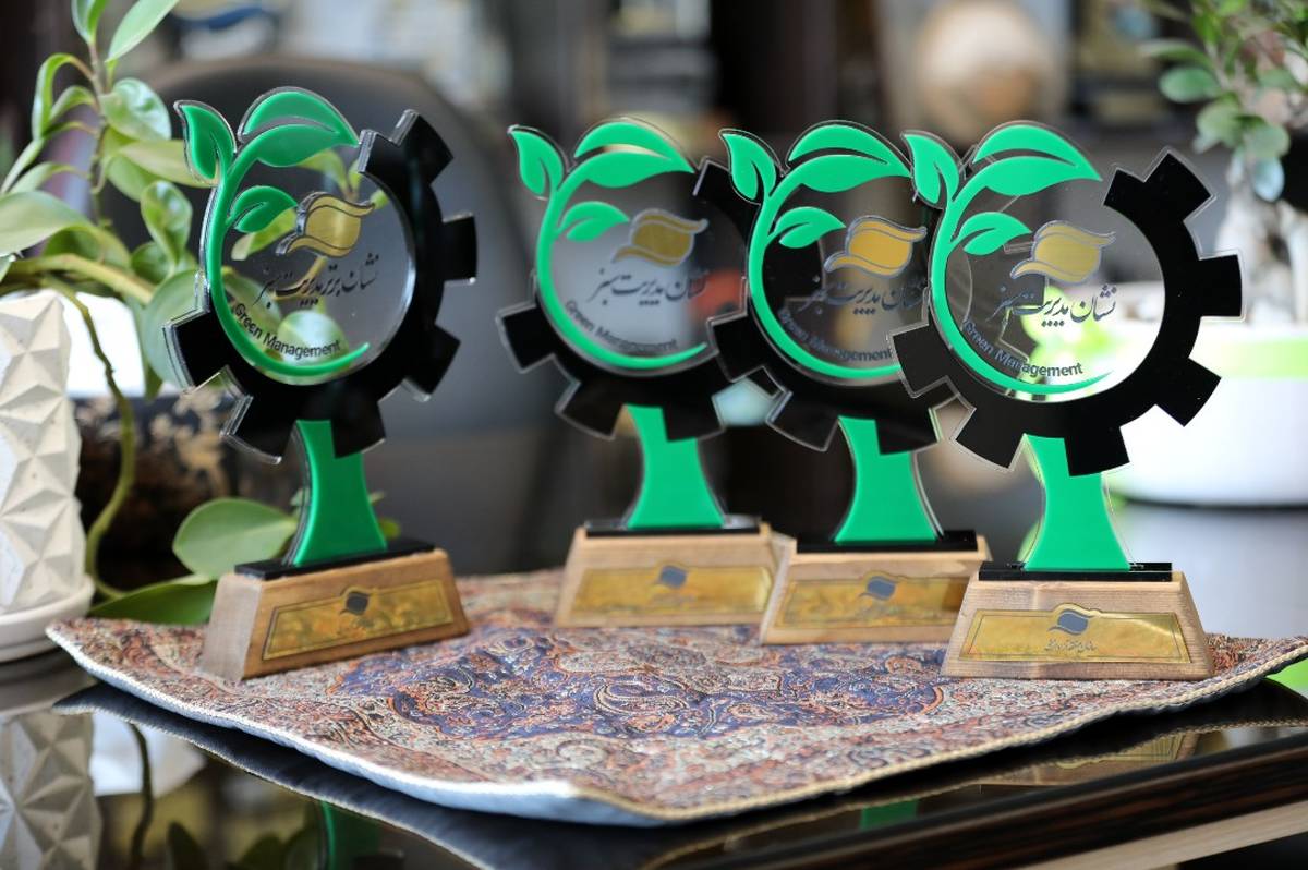 نخستین نشان برتر مدیریت سبز فعالین اقتصادی منطقه آزاد انزلی اهداء شد