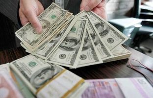 پیش‌بینی نرخ دلار در روزهای آینده/ بازار ارز قابل کنترل است
