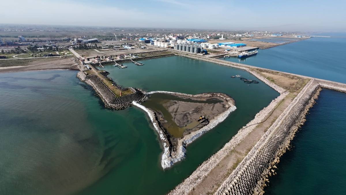 آغاز عملیات لایروبی اسکله مارینا بعد از رکوددرراستای کمک به فعالین اقتصادی