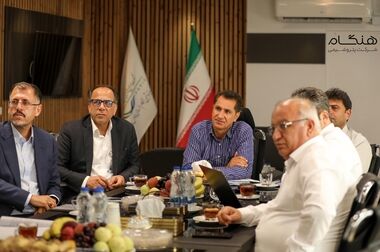 رآکتور اوره هنگام آماده نصب می‌شود