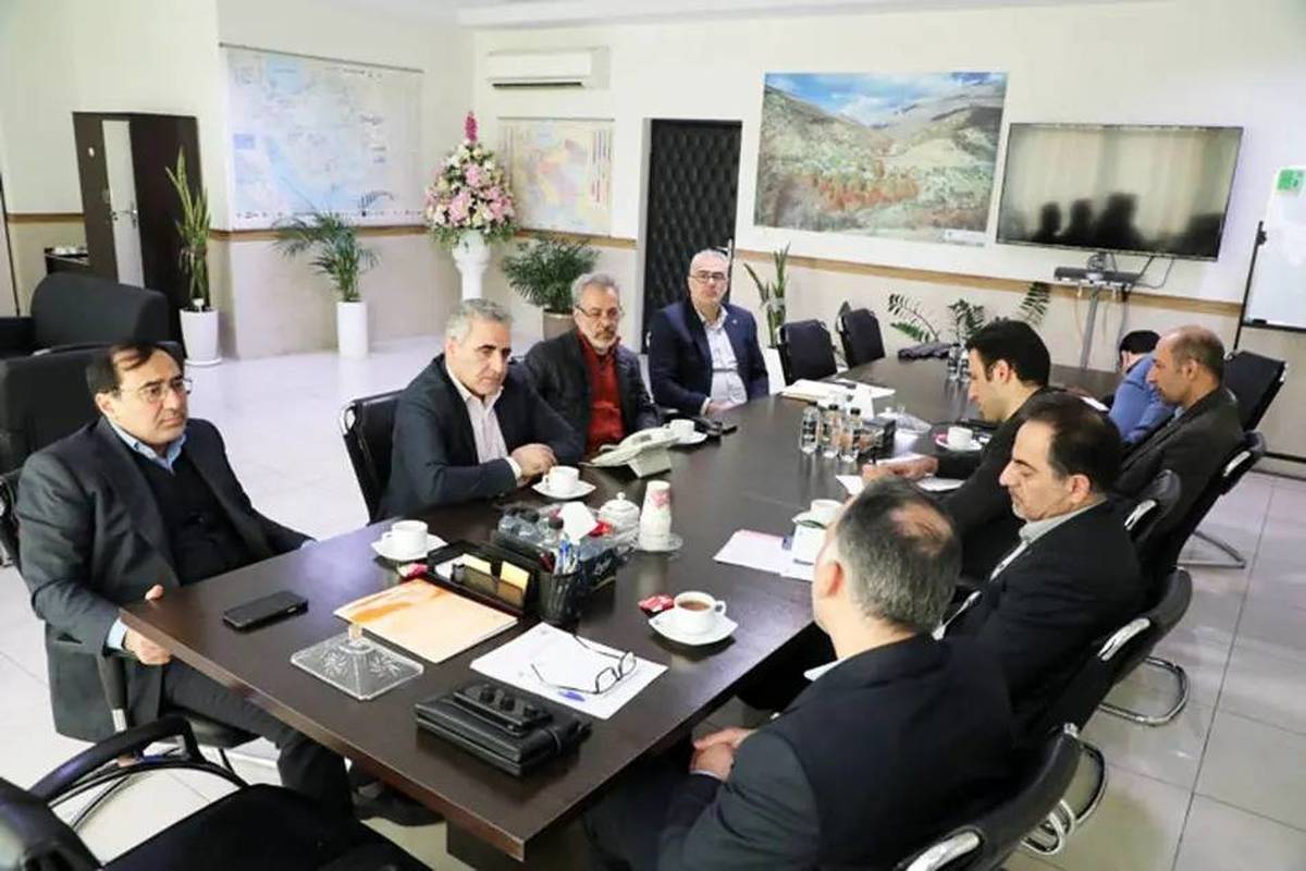 بررسی راهکارهای تأمین ناوگان ریلی با تأکید بر حمایت از بخش خصوصی و رونق صنایع داخلی