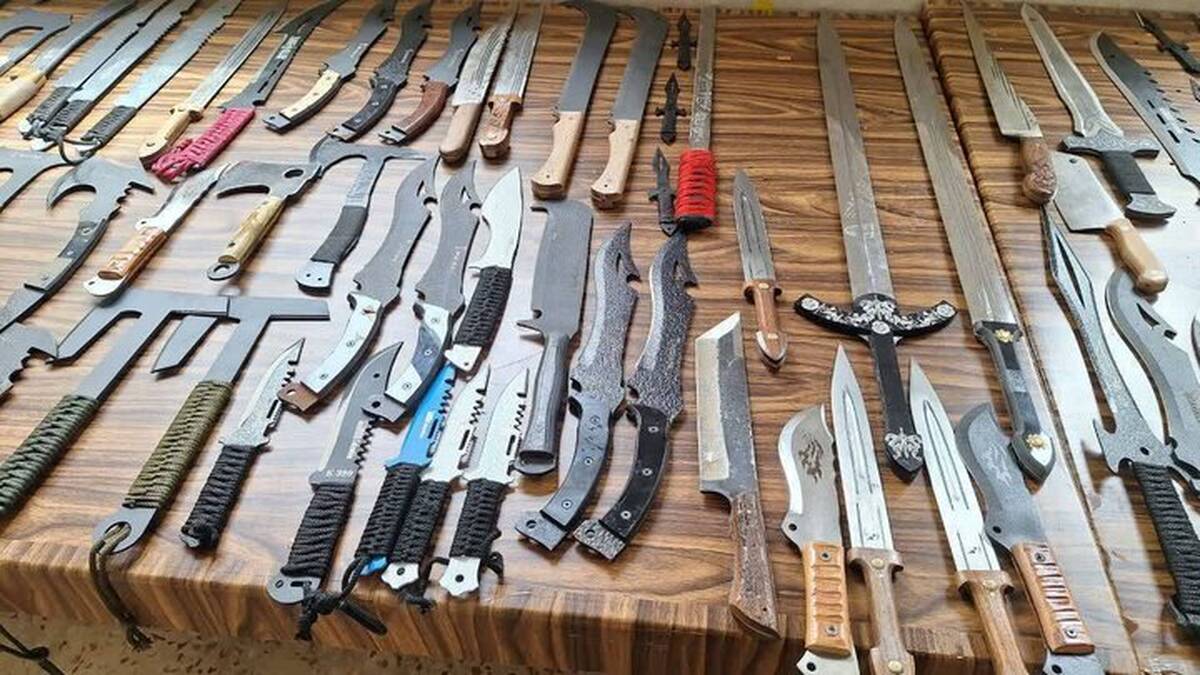 ضربه پلیس به بازار سیاه سلاح‌های غیرمتعارف در جنوب غرب تهران؛ کشف و ضبط ۳۰۰ تیغه سلاح سرد