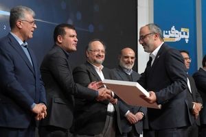 پتروفن، پلتفرم نوآوری صنعت پتروشیمی ایران/ شریعتمداری: تبدیل ایده به محصول لازمه بقای صنعت است/ برترین‌های نوآوری در صنعت پتروشیمی در سال ۱۴۰۴ معرفی شدند