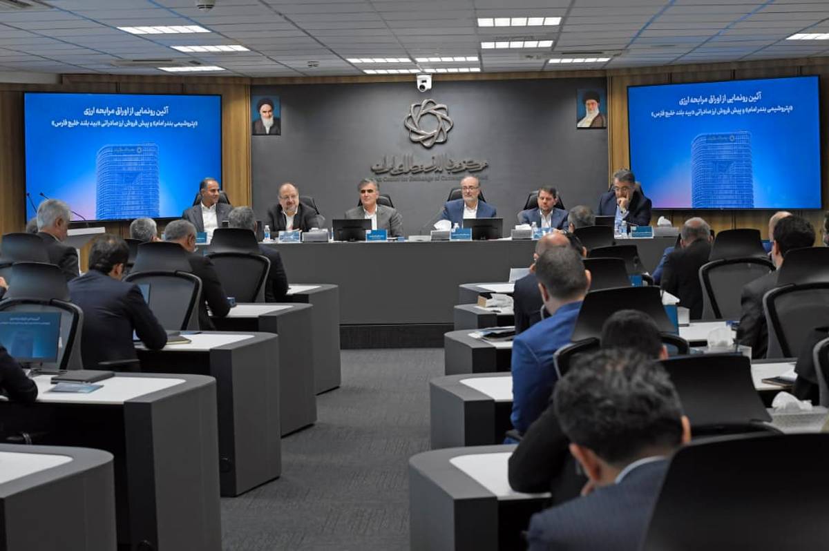 بانک مرکزی مسیر تأمین مالی یک‌میلیارددلاری پتروشیمی‌ها را هموار کرد/تأمین مالی ۵۰۰ میلیون‌دلاری از محل ارزهای صادراتی شرکت‌های هلدینگ خلیج‌فارس با پیش‌فروش ارز صادراتی